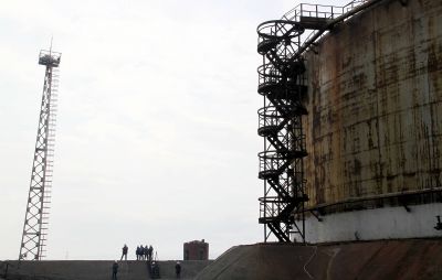 Территория ТЭЦ-3, где 29 мая произошла разгерметизация резервуара с дизельным топливом, 2 июня 2020 года. Фото: Денис Кожевников/ТАСС