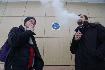 Врач предупредил о смертельной опасности электронных сигарет при коронавирусе. Фото: Алексей Булатов