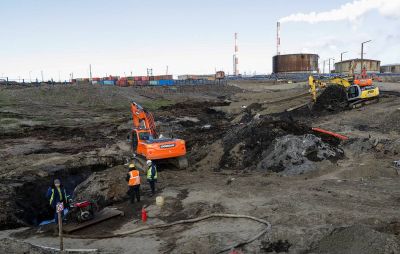 Ликвидация последствий разлива топлива на ТЭЦ-3, 15 июня 2020 года. Фото: Кирилл Кухмарь/ТАСС
