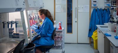 Десятки экспериментальных вакцин от COVID-19 проходят испытания. На фото: лаборатория Оксфордского университета, Великобритания.