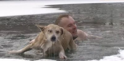 После спасения он укутал пса в свою куртку, чтобы отогреть животное. Кадр из видео