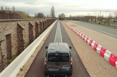 Renault готовится к испытаниям динамической зарядки на трассах и в городах. Фото: Qualcomm