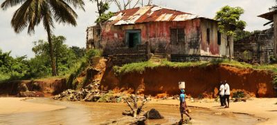 Политика Либерии в области климата направлена на то, чтобы помочь людям, живущим на побережье, противостоять экстремальным погодным явлениям. Фото: ПРООН