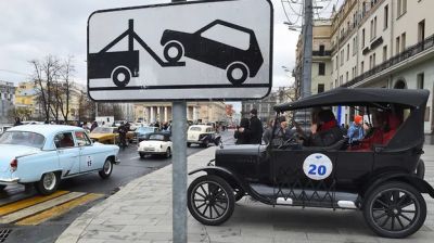 Минтранс не захотел выводить старинные машины из-под действия запрещающих знаков. Фото: Дмитрий Духанин / Коммерсантъ