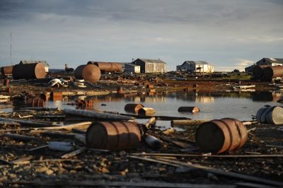 Ржавых бочек в Арктике сейчас в пять раз больше, чем людей. Фото: Рамиль Ситдиков / РИА Новости