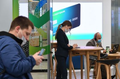 Посетители в первом офисе Сбербанка в новом формате, открывшемся на Цветном бульваре в Москве. Фото: Максим Блинов / РИА Новости