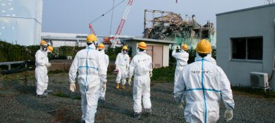 Международная экспертная миссия МАГАТЭ осматривает энергоблок во время посещения АЭС 