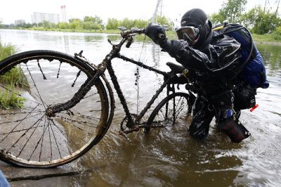 Чего только нет на дне столичных водоемов! Иногда водолазам попадаются даже велосипеды! Фото: РИА Новости