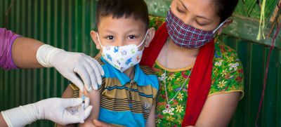 Из-за пандемии COVID-19 более 50 миллионов детей не получили важнейшие прививки. На фото – мальчику в Бангладеш делают прививку от кори и краснухи. Фото: ЮНИСЕФ/Дж.Мава