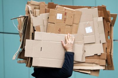 Кто продал товар в коробках, тот за макулатуру и отвечает. Фото: РИА Новости