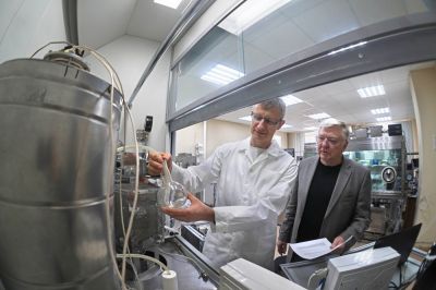 Доктор химических наук Юрий Зайков (справа) работает над технологией получения водорода с использованием высокотемпературных твердооксидных электролизеров. Фото: Татьяна Андреева/РГ