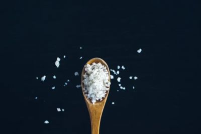Соль — жизненно необходимый элемент. Однако все мы знаем, что ее избыточное количество плохо сказывается на здоровье. Фото: Unsplash