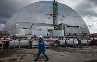 Саркофаг над четвертым энергоблоком Чернобыльской АЭС. Фото: Михаил Палинчак/пресс-служба президента Украины/ТАСС
