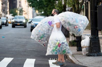 Пакеты, бутылки, шины - не мусор, а вторичные ресурсы! Фото: GettyImages
