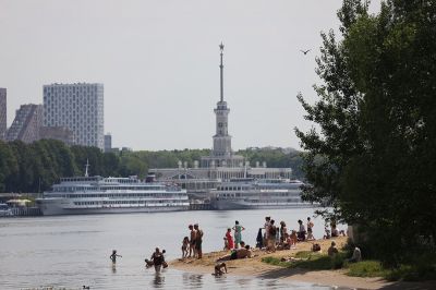 На этой неделе температура воздуха в Москве превысит 30 градусов. Одна надежда на прохладу от воды. Фото: Сергей Михеев/РГ