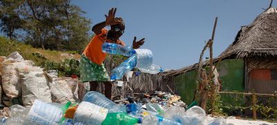 Каждый год в моря и океаны попадает более восьми миллионов тонн пластиковых отходов. Фото: ЮНЕП/К.Виллемейн