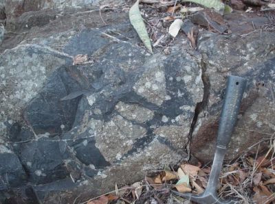 Осадочные породы, в которых были найдены окаменелости древнейших микробов, питавшихся метаном. Фото: Cavalazzi et al.