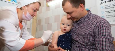 Фото: ЮНИСЕФ/А.Филиппов. Вакцина от кори делается в два этапа. Первую дозу желательно ввести еще в младенческом возрасте.