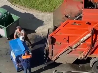 Москвичи засняли на видео вывоз отсортированного мусора вперемешку с неперерабатываемым. Кадр из видео