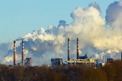 На истощение озона влияет окись хлора, которая является продуктом заводов, предприятий промышленности. Фото: Astakhov Alexander, Shutterstock