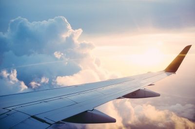 Среди мер, которые планируют принять авиакомпании, - активное применение экологически чистого авиационного топлива.