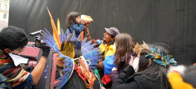 Активисты из числа коренных народов вышли на демонстрацию на улицах Глазго, города, в котором проводится Конференция ООН по климату. Служба новостей ООН/Г.Баррет.