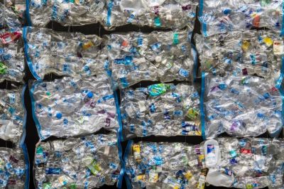 Безусловно, пластик нужно не только перестать создавать, но и не забывать перерабатывать старый. Фото: Unsplash
