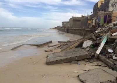 Эрозия береговой линии, вызванная глобальным изменением климата, угрожает историческому центру города в Сен-Луи, СенегалФото: Djiby Sambou