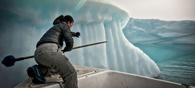 Рыбак пытается спасти свою рыболовную сеть, попавшую в айсберг в Гренландском море. Фото: Climate Visuals Countdown/Турпин Самуэл.