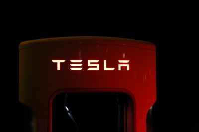 Одним из примеров компаний, учитывающих климатическую повестку, аналитики называют Tesla.
