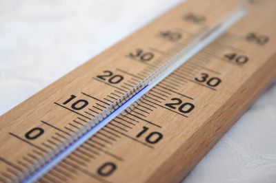 В жилых помещениях необходимо поддерживать температуру 20-22 градуса.