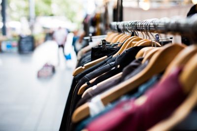 Эксперт Лебсак-Клейманс: зеленая повестка может привести к дефициту одежды в мире.