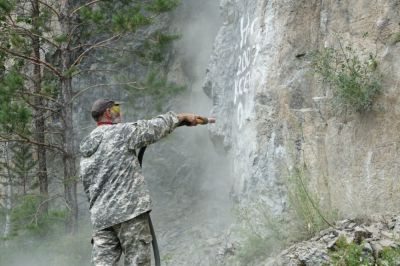 Добровольцы регулярно проводят субботники по очистке берегов рек, деревьев на перевалах, удаляют надписи на скалах и камнях. Фото: ОНФ по Республике Алтай.