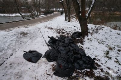 Нефтепродукты, собранные в реке сотрудниками Мосводостока. Фото: Василий Иванов / ИА REGNUM.