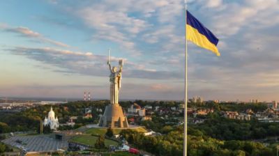 Самый большой флаг Украины в Киеве. Архивное фото AP Photo / Efrem Lukatsky.