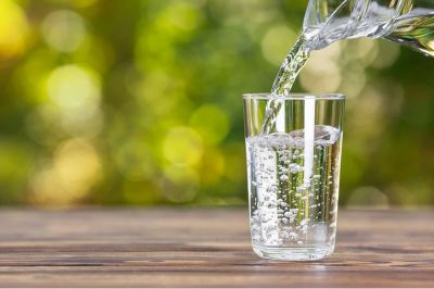 Кардиолог Владимир Бекетов назвал чистую негазированную воду идеальным напитком. Фото: Shutterstock
