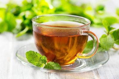 Мятный чай можно употреблять утром во время завтрака, за полчаса до обеда или перед сном.