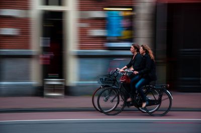 Крупные города сокращают использование автомобилей для поездок по городу в пользу общественного транспорта, велосипедов и пешей ходьбы.