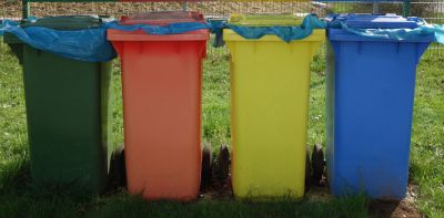 Предлагается, что синий бак будет для отходов бумаги, оранжевый - для незагрязненных пластмассовых изделий, металлолома, зеленый - для отходов стекла, коричневый - для пищевых отходов, желтый - для отходов, которые допускается выбрасывать в синий, оранжевый и зеленый баки, серый цвет - для несортированных отходов.