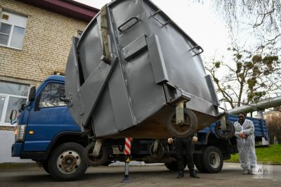 Взвешивание контейнера с отходами. Фото: Александр Погожев / ИА REGNUM.