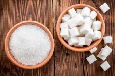 Роспотребнадзор рекомендует ограничить потребление натрия до 2000 мг в сутки – это соответствует примерно 5 г поваренной соли (1 чайная ложка).