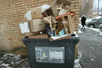 Нередки случаи, когда банка крема упаковывается в несколько слоев пластиковой и бумажной упаковки. Отсюда горы мусора. Фото: Сергей Куксин.