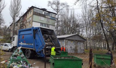 Количество отходов в контейнерах говорит о том, что Донецк далек от вымирания. Фото: Евгения Мартынова / АиФ.