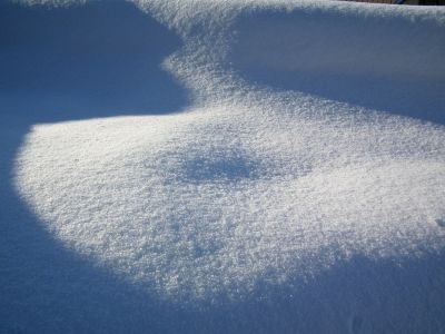 Высокая плотность снега позволяет водителям самосвалов вывозить большие объемы.
