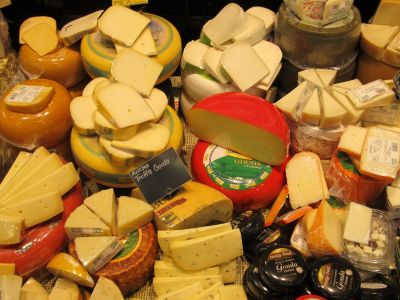 Чрезмерное употребление сыра может повысить холестерин.