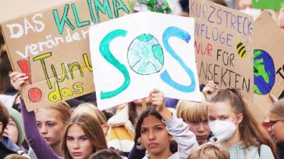 Участники демонстрации в Берлине, выступающие за изменение системы и климатическую справедливость, вышли на митинг «Пятницы во имя будущего» в рамках Глобальной климатической забастовки. Фото: CLEMENS BILAN / EPA/ ТАСС.
