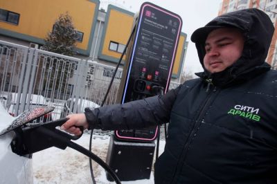 Сейчас в Москве работают более 90 зарядных станций. Фото: РИА Новости.