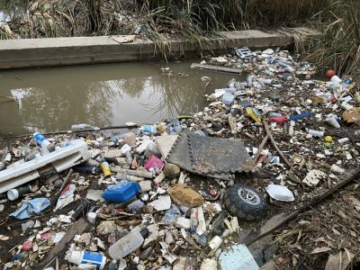 Печальная реальность наших дней — заваленные мусором реки. Фото: David Danelski/UCR.