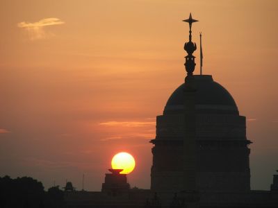 Согласно данным Национальной программы по чистоте воздуха, уровень концентрации твердых частиц в атмосфере индийской столицы составил 99,7 мкг на кубометр.