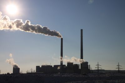При сжигании угля выделяется примерно вдвое больше CO2, чем при использовании газа.